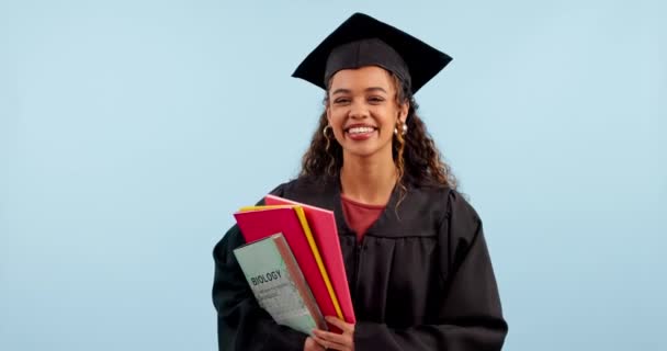 Kobieta Absolwentka Twarz Uśmiech Książkami Osiągnięcia Uniwersyteckie Dyplomem Naukowym Studiu — Wideo stockowe