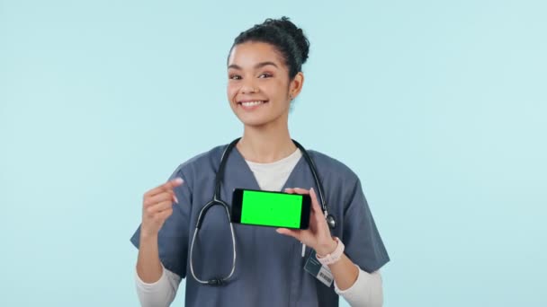 Mujer Feliz Médico Teléfono Con Pantalla Verde Para Publicidad Estudio — Vídeo de stock