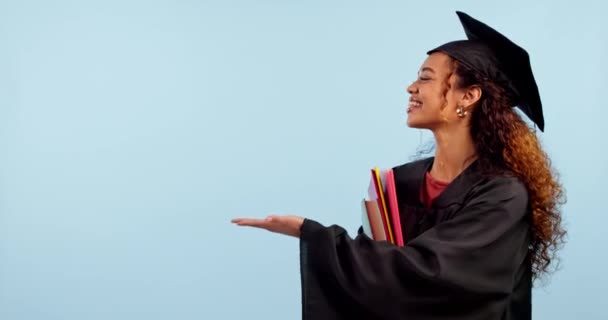 Absolwentka Kobieta Student Wskazujący Przestrzeń Edukacji Koledżu Lub Prezentacji Uniwersyteckiej — Wideo stockowe