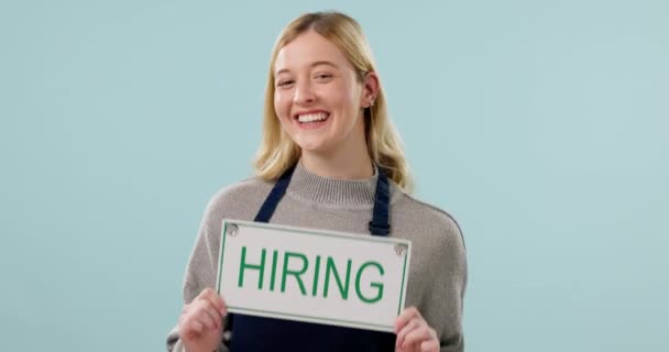 Mulher Feliz Contratação Sinal Oferta Emprego Com Cara Estúdio Oportunidade — Vídeo de Stock