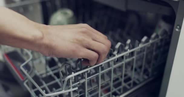 Carga Lavavajillas Utensilios Limpieza Manos Tenedor Cuchara Cocina Con Electrodomésticos — Vídeos de Stock