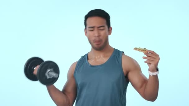 Fitness Pizza Senso Colpa Con Bodybuilder Uomo Studio Sfondo Blu — Video Stock