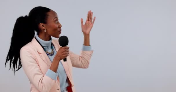 Szczęśliwa Czarna Kobieta Mikrofon Prezenterka Wiadomości Prezentacji Lub Audycji Tle — Wideo stockowe