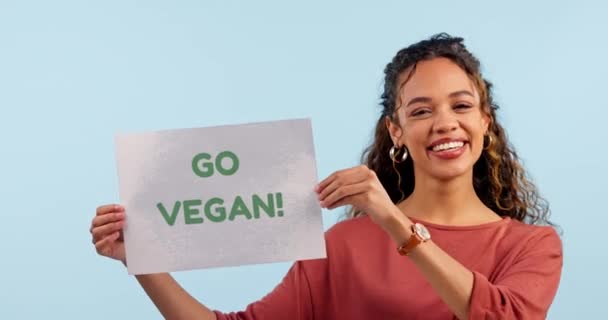 Frau Gehen Sie Vegan Schild Oder Plakat Studio Gesicht Oder — Stockvideo