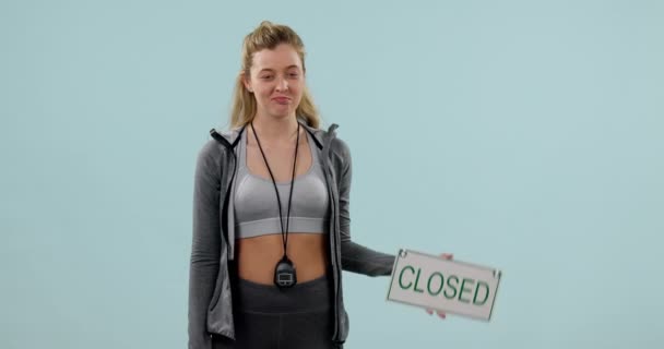 Fitness Personal Trainer Und Geschlossenes Schild Mit Einer Frau Studio — Stockvideo