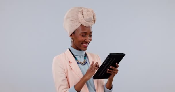 平板电脑 社交媒体和一个黑人妇女在工作室里滚动 背景灰暗 以便进行研究或提供信息 与快乐的人一起用互联网搜索肖像 技术和微笑 — 图库视频影像