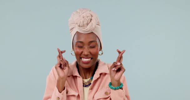 手指交叉 女人和希望在工作室成功 等待运气和结果的灰色背景 快乐的非洲模特 手和愿望的奖金 中奖和莫吉签的祈祷 — 图库视频影像