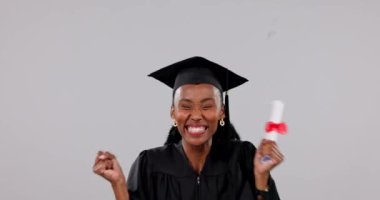 Heyecanlı siyah kadın, mezuniyet ve kutlama konfeti, sertifika ya da stüdyo arka planında kazanmak. Mutlu Afrikalı kadın portresi, öğrenci ya da mezun olmuş başarılı bir öğrenci..