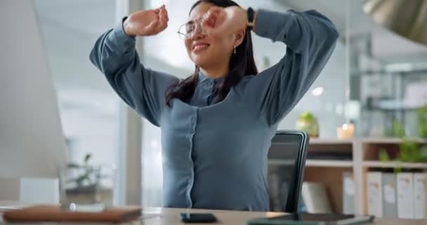 ビジネス女性 提案や会社のレポートのための人的資源の成功のためにコンピュータ上で伸びて幸せ オフィスの健康 達成または休憩中にリラックスしてデスクトップ上の幸せなプロの人事労働者 — ストック動画