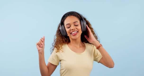 Ακουστικά Χορός Και Νεαρή Γυναίκα Ένα Στούντιο Ακούγοντας Μουσική Ραδιόφωνο — Αρχείο Βίντεο