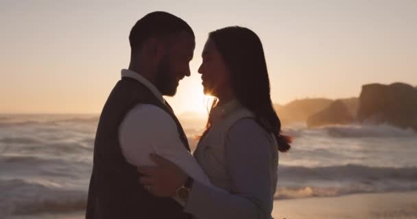 Casal Praia Pôr Sol Silhueta Com Pessoas Relação Toque Testa — Vídeo de Stock