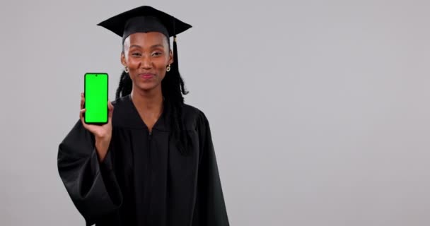スタジオの背景に対する広告の黒人女性 電話グリーンスクリーン ハッピーアフリカの女性 またはスマートフォンアプリ ディスプレイ モックアップを示す卒業生の笑顔の肖像 — ストック動画