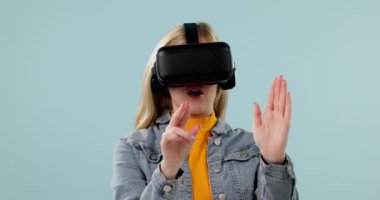 VR, wow ya da metaverse stüdyosundaki kadın için 3D yenilik ya da mavi arka planda gelecek oyun. Fütüristik medya, teknoloji yazılımı veya dijital sanal gerçeklik gözlüklü heyecanlı kız oyuncu.