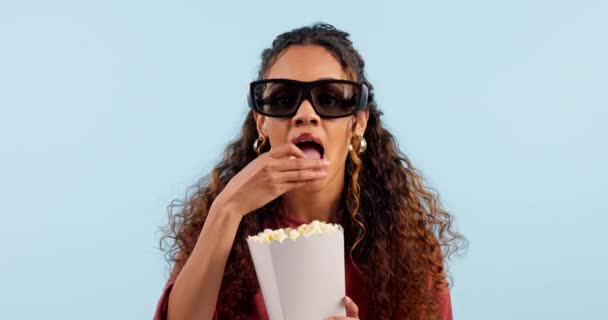 Žena Film Brýle Pro Popcorn Studio Nebo Zaměněny Otázkami Modrém — Stock video