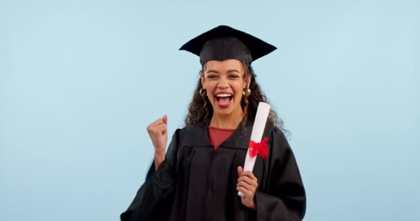 卒業の成功 大学の卒業証書またはスタジオでの大学の目標を祝う 青い背景で証明書 ダンス そしてワオのアフリカの卒業生の興奮した顔 — ストック動画