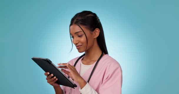 Мбаппе Улыбка Студийная Медсестра Помощью Онлайн Поиска Медицинских Исследований Веб — стоковое видео