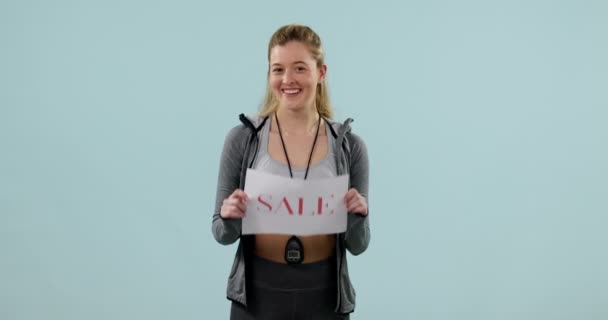 Mujer Venta Carteles Promoción Gimnasia Fitness Publicidad Con Cara Entrenador — Vídeos de Stock