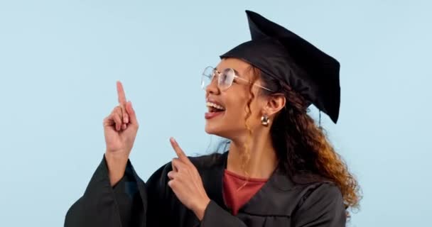Mujer Feliz Estudiante Graduación Apuntando Oferta Becas Estudio Noticias Logros — Vídeo de stock
