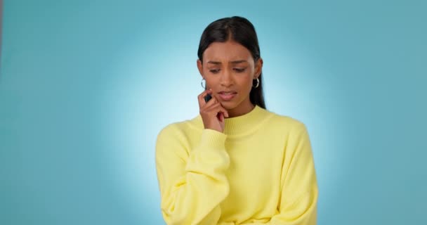 Zenuwachtig Denkend Vrouw Met Stress Angst Angst Voor Risico Geïsoleerd — Stockvideo