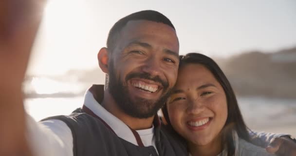 Paar Het Strand Gezicht Selfie Reizen Romantiek Outdoor Met Social — Stockvideo