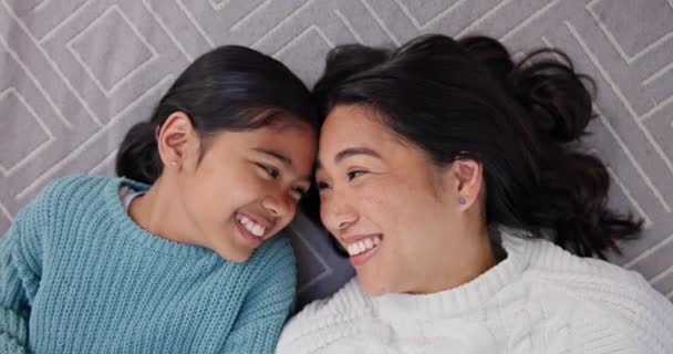 Щасливий Сімейний Поцілунок Посмішка Килимі Лежить Вітальні Любов Матір Молодою — стокове відео