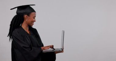 Mezuniyet öğrencisi, kadın ve dizüstü bilgisayar sunum alanı, bilgi ya da kayıt stüdyoda. Face, Afrikalı mezun ve bilgisayar, beyaz arka planda fırsat veya eğitim elde etme.