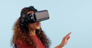Kadın, sanal gerçeklik gözlükleri ve elleri olan stüdyo, üç boyutlu kullanıcı deneyimi ve mavi arka planlı oyun ve basın. Kız, ar vizyon ve metaverse, video oyunu veya fütürist teknolojili esportlar için tıklayın.
