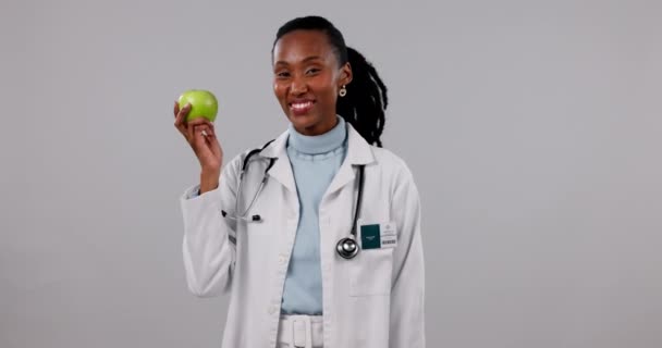 Black Woman Doctor Apple Face Nutritionist Diet Promotion Wellness Health — Stock Video