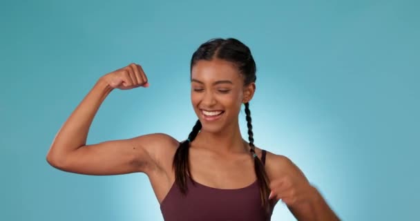 Forte Campeão Mulher Que Flexiona Bíceps Para Fitness Rosto Músculo — Vídeo de Stock