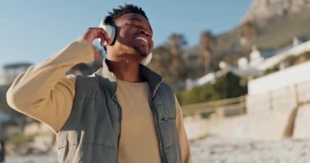 Auriculares Música Hombre Negro Bailando Playa Por Libertad Vacaciones Aire — Vídeo de stock