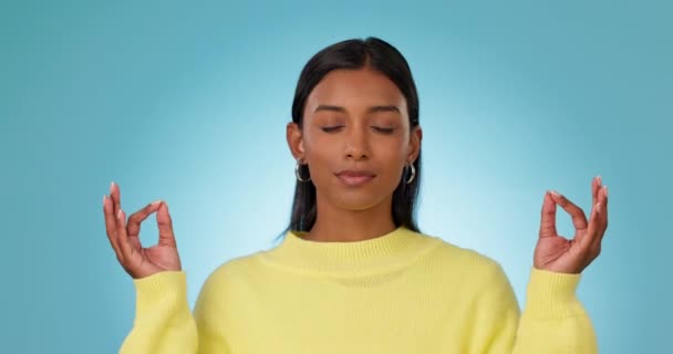 呼吸或女人在工作室里冥想 为了健康 和平或蓝色背景的平衡 瑜珈中的冷静 双手或印度女孩摆出姿势进行能量训练 心理健康或整体运动 — 图库视频影像
