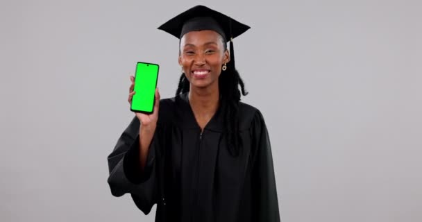 快乐的黑人女性 毕业和手机绿色屏幕在一个工作室的背景广告 显示智能手机应用 展示或模仿的非洲女性形象 学生或毕业生的微笑 — 图库视频影像
