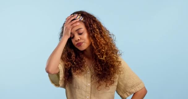 Stress Mulher Confusa Jovem Estúdio Com Medo Oprimido Preocupar Reação — Vídeo de Stock