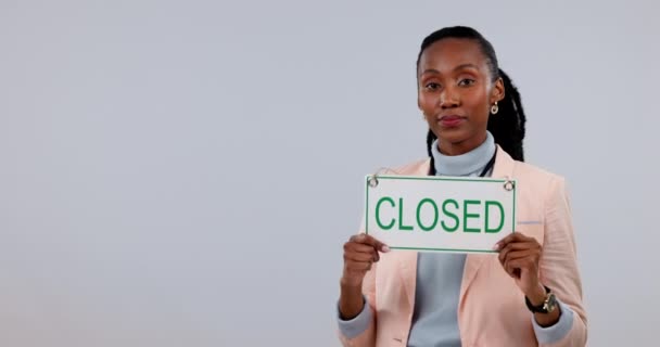 Лицо Черная Женщина Указывая Закрытый Знак Владельца Малого Бизнеса Макете — стоковое видео