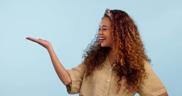 Щасливий Обличчя Жінка Рукою Тримає Простір Студії Угоди Оголошення Або — стокове відео