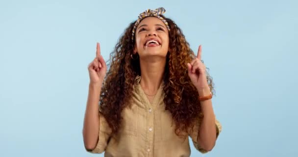 Stüdyo Kadını Mutlu Dans Reklam Haberlerine Işaret Etmek Ticari Promosyon — Stok video