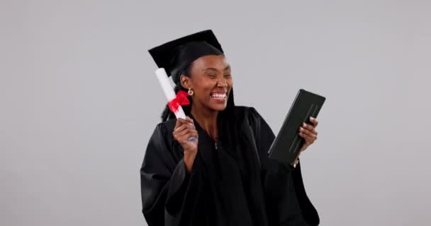 Mujer Negra Graduación Baile Tabletas Celebración Videollamadas Certificado Ganar Contra — Vídeo de stock