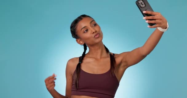 Γυναίκα Γυμναστήριο Selfie Και Στούντιο Σήμα Ειρήνης Pout Χείλη Φωτογραφία — Αρχείο Βίντεο