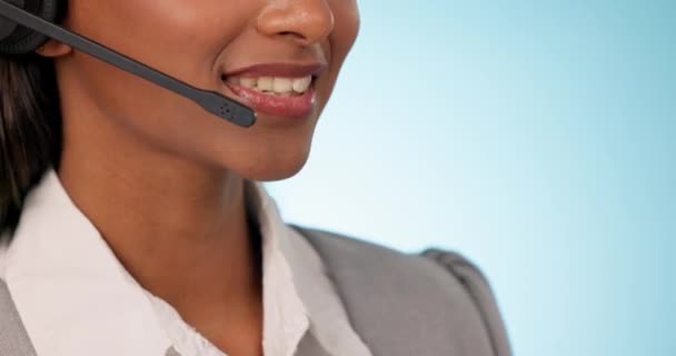 呼叫中心 在工作室为客户服务 Faq咨询或It问题提供咨询 蓝底话筒电话营销代理的面部 唇或特写 — 图库视频影像