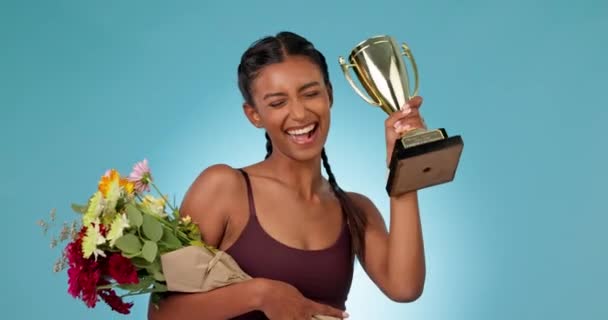 Campeona Trofeo Ramo Mujer Con Celebración Estudio Por Logros Deportivos — Vídeo de stock