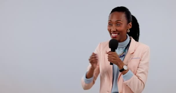 Mutlu Siyahi Kadın Mikrofon Haber Sunucusu Sunum Gazetecilik Stüdyonun Arka — Stok video