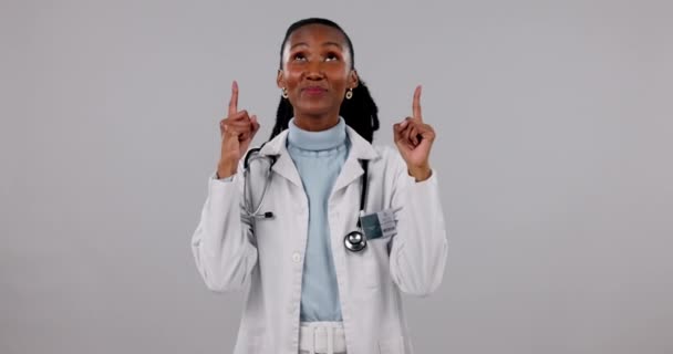 Médico Mulher Apontando Para Cima Apresentação Cuidados Saúde Notícias Clínicas — Vídeo de Stock