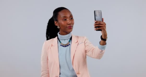 Business Woman Selfie Peace Sign Social Media Update Internet Post — Stock video