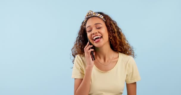 Sonrisa Llamada Telefónica Mujer Estudio Riendo Por Cómics Comedia Broma — Vídeo de stock