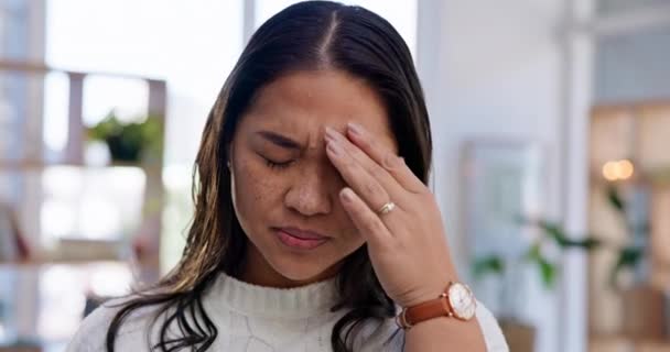 女人和疼痛的头疼在家里因压力 心理健康和疲倦而犯错误 有焦虑 危机和抑郁的生病 沮丧和疲倦的亚洲人 — 图库视频影像