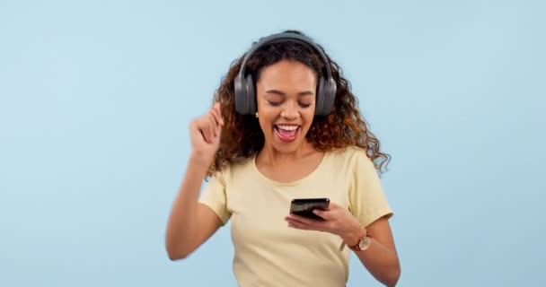 Dançando Celular Mulher Com Fones Ouvido Digitação Estúdio Mensagem Texto — Vídeo de Stock
