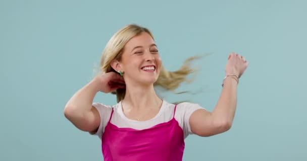 Stüdyoda Mavi Arka Planda Şampuan Tedavisiyle Mutlu Görünen Bir Kadınla — Stok video