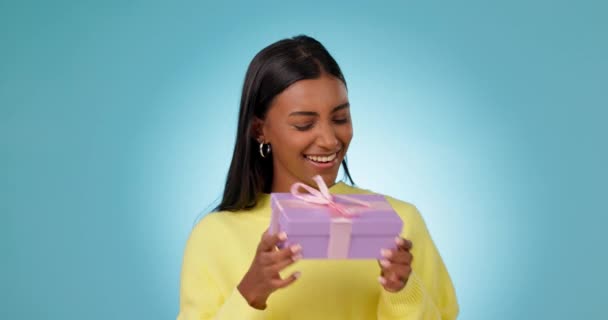 Woman Smile Shake Gift Box Studio Birthday Present Product Deal — Stock Video