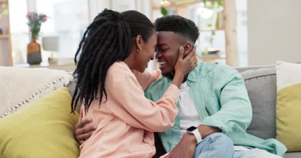 Αγάπη Ευτυχισμένο Και Μαύρο Ζευγάρι Που Φιλιούνται Καναπέ Στο Σαλόνι — Αρχείο Βίντεο