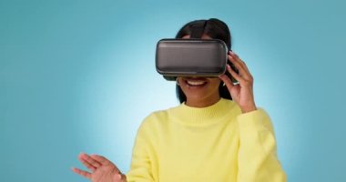 VR, 3D ya da metaverse stüdyoda yenilik için mutlu bir kadın ya da mavi arka planda gelecek oyunları. Fütüristik medya, teknoloji yazılımı veya dijital sanal gerçeklik gözlüklü heyecanlı kız oyuncu.